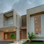Casa moderna con escalera de mármol
